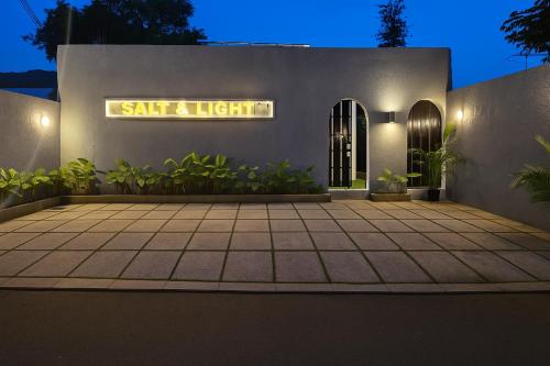 Un edificio con un letrero que dice sal y luz en Salt & Light Labuan Bajo, en Komodo Labuan Bajo Airport