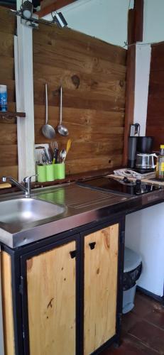 A cozinha ou kitchenette de Bungalow atypique Ti Mabouya à 500m de la plage