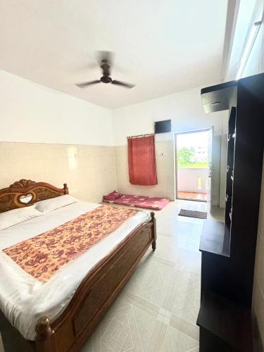 Ένα ή περισσότερα κρεβάτια σε δωμάτιο στο SRI DEVI Residency