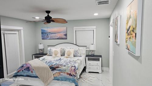 En eller flere senge i et værelse på Aguila Vacation Rentals