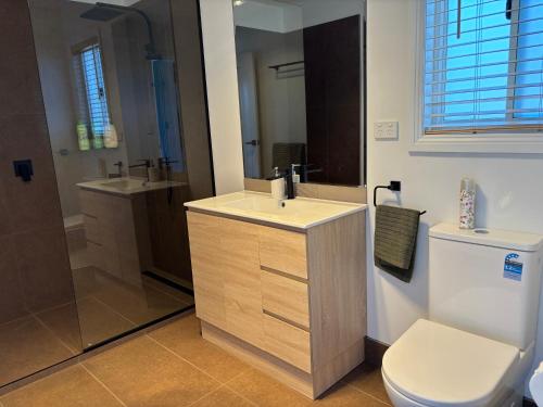 Ένα μπάνιο στο Twin Queen Room CBD Apartments