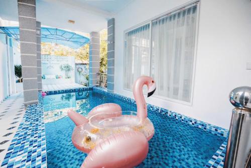 Bazén v ubytování Vung Tau Paris Villa pool near beach nebo v jeho okolí