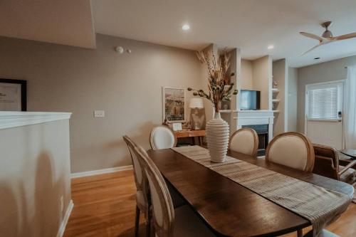 Χώρος καθιστικού στο Stylish City Condo Near Top Restos & Nightlife