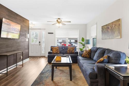 Posezení v ubytování Cozy New Albany Home Near Vibrant Louisville