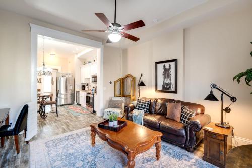 Posezení v ubytování Modern Apartment Retreat Near Nulu Attractions