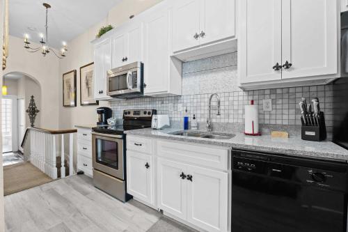 Kuchyň nebo kuchyňský kout v ubytování Family-Friendly 2 Unit Retreat in Louisville