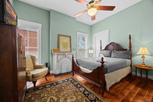 Postel nebo postele na pokoji v ubytování Family-Friendly 2 Unit Retreat in Louisville