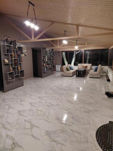 Khu vực ghế ngồi tại HOTEL RANCHO UPLISTSIKHE სასტუმრო რანჩო უიფლისციხე