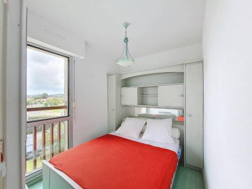 a bedroom with a red bed and a window at Charmant T2 à Vieux-Boucau, 4 pers, parking - FR-1-857-5 in Vieux-Boucau-les-Bains