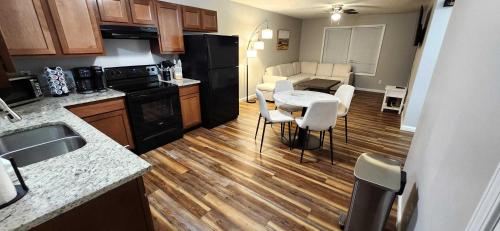 cocina pequeña con mesa y cocina con comedor en Quiet and Comfortable 2 BD Duplex, en Salem