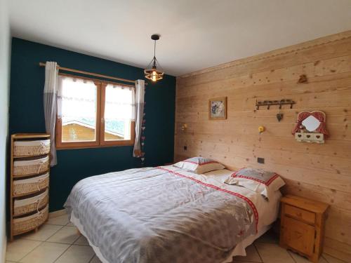 Schlafzimmer mit einem Bett und einem Fenster in der Unterkunft Appartement chaleureux 4 pièces, 5 pers, parking - FR-1-676-239 in Châtel