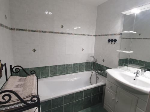 ein Badezimmer mit Badewanne und Waschbecken in der Unterkunft Appartement chaleureux 4 pièces, 5 pers, parking - FR-1-676-239 in Châtel