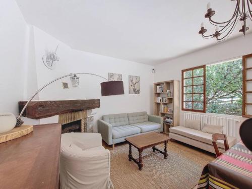 a living room with a couch and a fireplace at Villa à Moliets 6 pers, animaux permis - FR-1-857-3 in Moliets-et-Maa