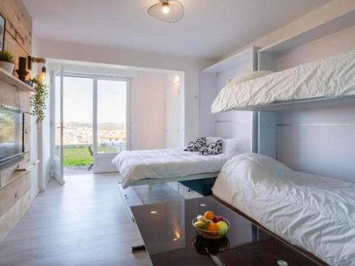 Ένα ή περισσότερα κρεβάτια σε δωμάτιο στο Studio charmant à Ciboure pour 4 personnes - FR-1-239-1149