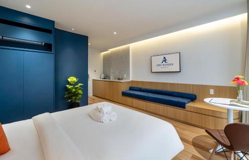 een hotelkamer met een groot wit bed en een tafel bij APEC WANDER HOTEL - Near Tan Dinh Market in Ho Chi Minh-stad