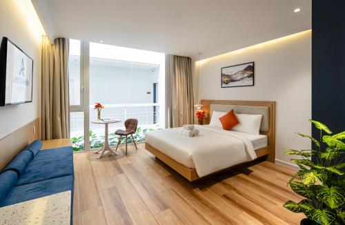 een slaapkamer met een bed en een tafel en een balkon bij APEC WANDER HOTEL - Near Tan Dinh Market in Ho Chi Minh-stad