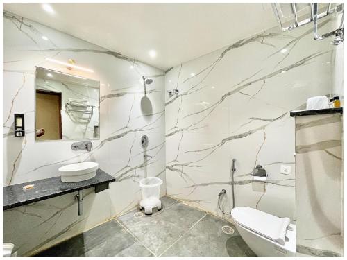 Ένα μπάνιο στο Hotel Jeeva Varanasi Vedagam Inn Near Kashi Vishwanath Temple- Dashashwamedh Ghat Ganga Arti - Free Wi-Fi- Parking - Lift and Restaurant - Fully Air Conditioning Luxuary Rooms- Best Family Stay Luxuary Hotel