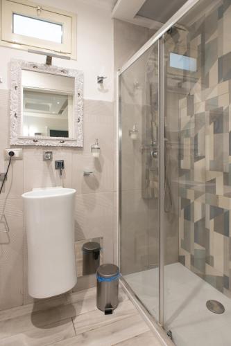 a bathroom with a toilet and a shower at Federico 70 Smeraldo in Palermo