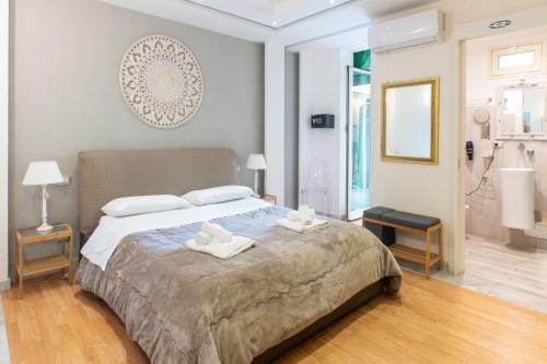 Un dormitorio con una cama grande con toallas. en Federico 70 Smeraldo, en Palermo