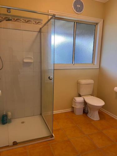 un bagno con doccia e WC di Beachside Apartment a Apollo Bay