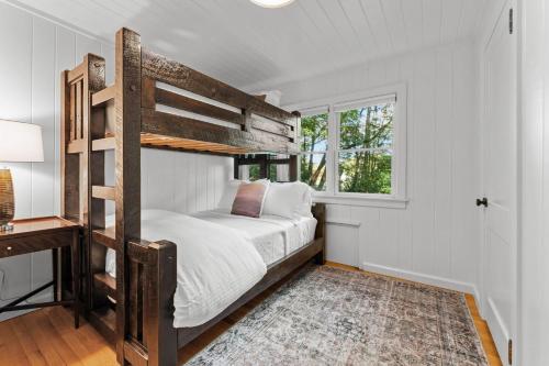 a bedroom with a bunk bed and a window at Dahlia House, 3 BDRM Walk To Town in Highlands