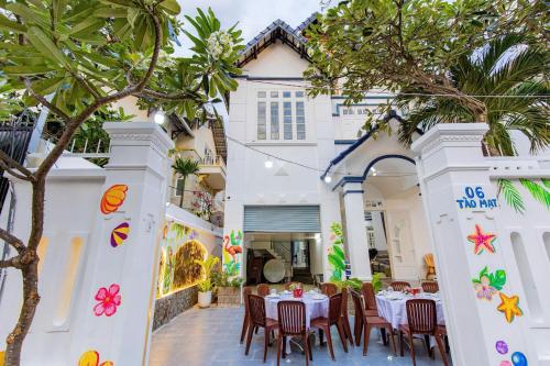 ein Restaurant mit Tischen und Stühlen vor einem Gebäude in der Unterkunft Villa Hồ Bơi Vũng Tàu Đi Bộ Ra Biển - Gần Tháp Tam Thắng - Amy 7 in Vũng Tàu
