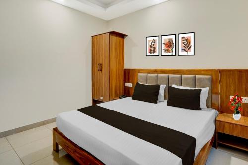 a bedroom with a large bed in a room at Super Townhouse Varanasi City Station Formerly S Kumar Inn in Varanasi
