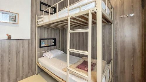 a bunk bed in a room with a bunk bedutenewayangering at The Cabin Tanjung Yogyakarta in Yogyakarta