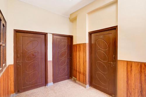 due serie di porte in una stanza con di Hotel O Dehradun City Centre a Dehradun