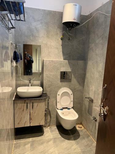 a bathroom with a toilet and a sink at Hotel Jaipur In, Jatipura Parikrama Marg Near Mukharvind Temple in Govardhan