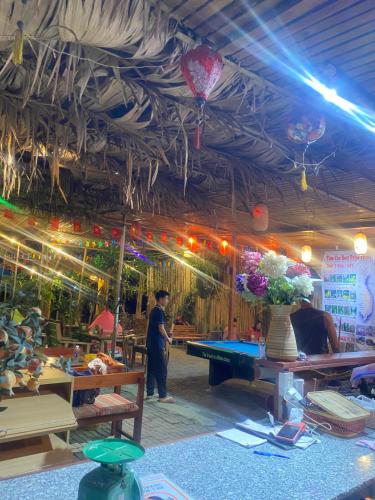 tam coc Big Jont gest house في نينه بينه: غرفة مع طاولة وطاولة بلياردو