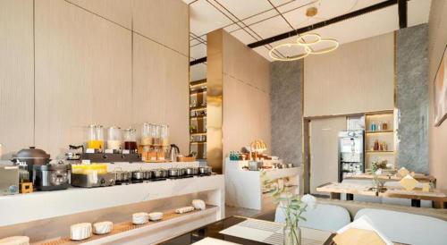 a kitchen with a counter and a kitchenasteryasteryasteryasteryasteryasteryasteryastery at Poltton International Service Apartment Shanwei Urban District High-speed Railway Station in Shanwei