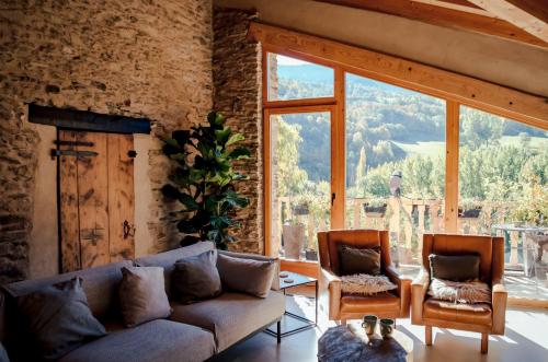 a living room with a couch and two chairs at Espectacular Chalet de Montaña Pirineos, Burg in Burg