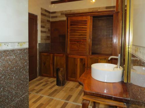 富国Serene Retreat Phu Quoc的浴室配有木桌上的水槽