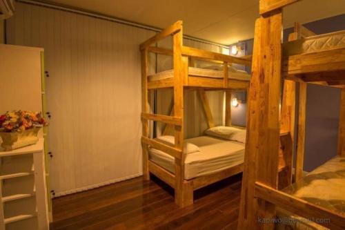 ein Schlafzimmer mit zwei Etagenbetten in einem Zimmer in der Unterkunft De hostel in Sathani Rot Fai