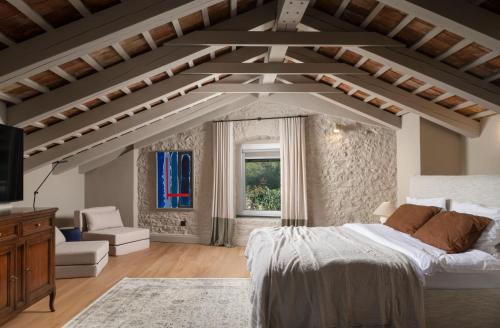 ロヴィニにあるArt Villa Sisの部屋にある大きな白いベッドのある寝室