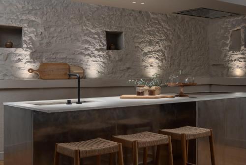 ロヴィニにあるArt Villa Sisのキッチン(カウンター、スツール、シンク付)