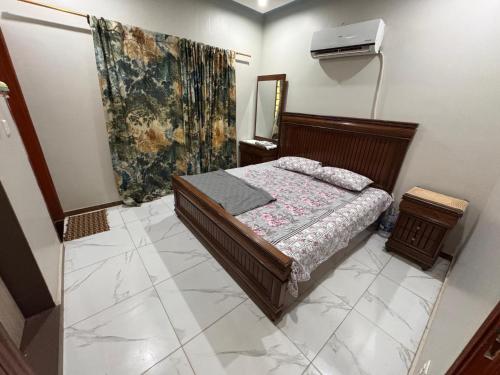Postel nebo postele na pokoji v ubytování Luxurious Villa in Baharia Town Karachi