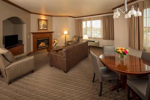 a living room with a table and a dining room at Kress Inn, an Ascend Collection Hotel in De Pere