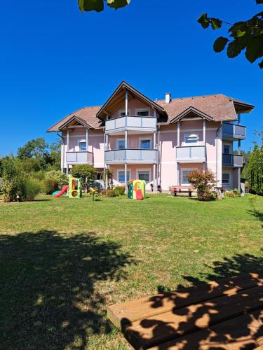 昂特保科洛佩因Ferienwohnung "Josephine" am Klopeinersee的一座大房子,在庭院里设有一个游乐场