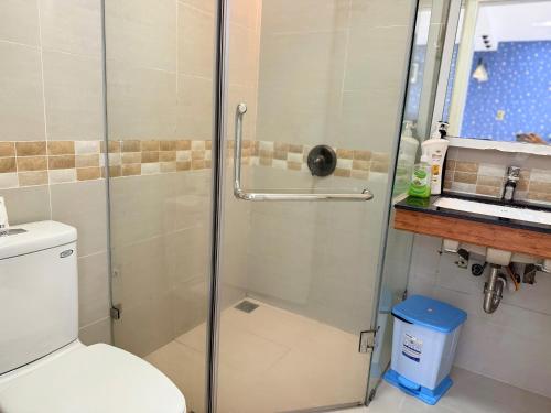 un bagno con doccia, wc e lavandino di Stay With Me CBD Apartment - Rivergate Building ad Ho Chi Minh