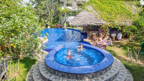 Bazén v ubytování Sundaras Infinity Jungle Resort & Spa nebo v jeho okolí