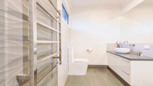 un baño con inodoro y lavabo en Rent Melbourne, en Melbourne