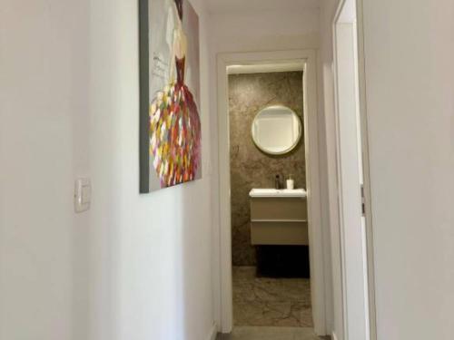 une salle de bain avec un lavabo et un miroir dans l'établissement One-Bedroom Apartment With Terrace, à Sreser