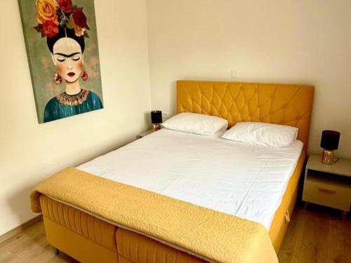 une chambre avec un lit avec un tableau sur le mur dans l'établissement One-Bedroom Apartment With Terrace, à Sreser