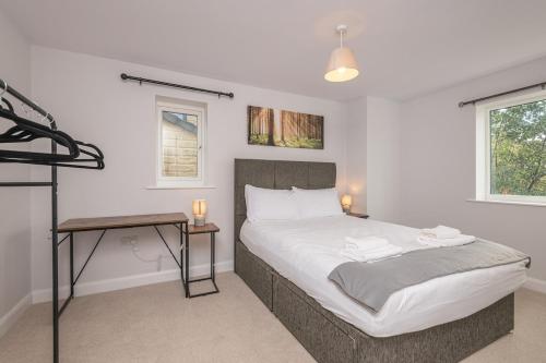 Una cama o camas en una habitación de Cozy 4BR Walk To Huddersfield Hospital Game Wifi
