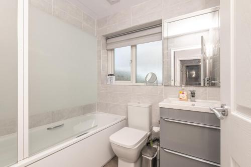 Un baño de Cozy 4BR Walk To Huddersfield Hospital Game Wifi