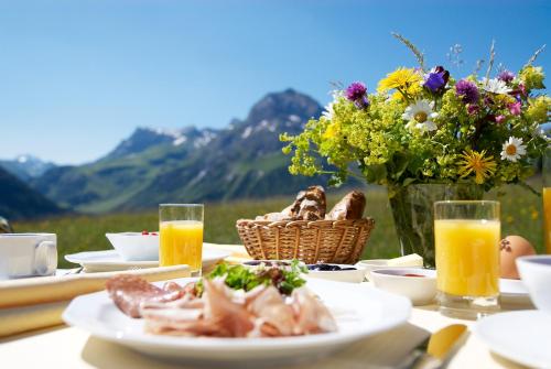 O vedere generală la munți sau o vedere la munte luată de la acest hotel