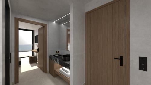 pasillo con puerta a un baño con lavabo en Anesea City, en Heraklion
