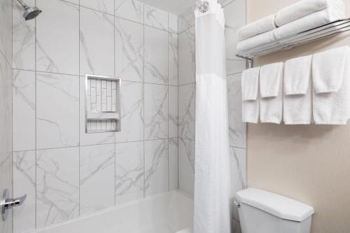 Ένα μπάνιο στο Ramada by Wyndham Saskatoon